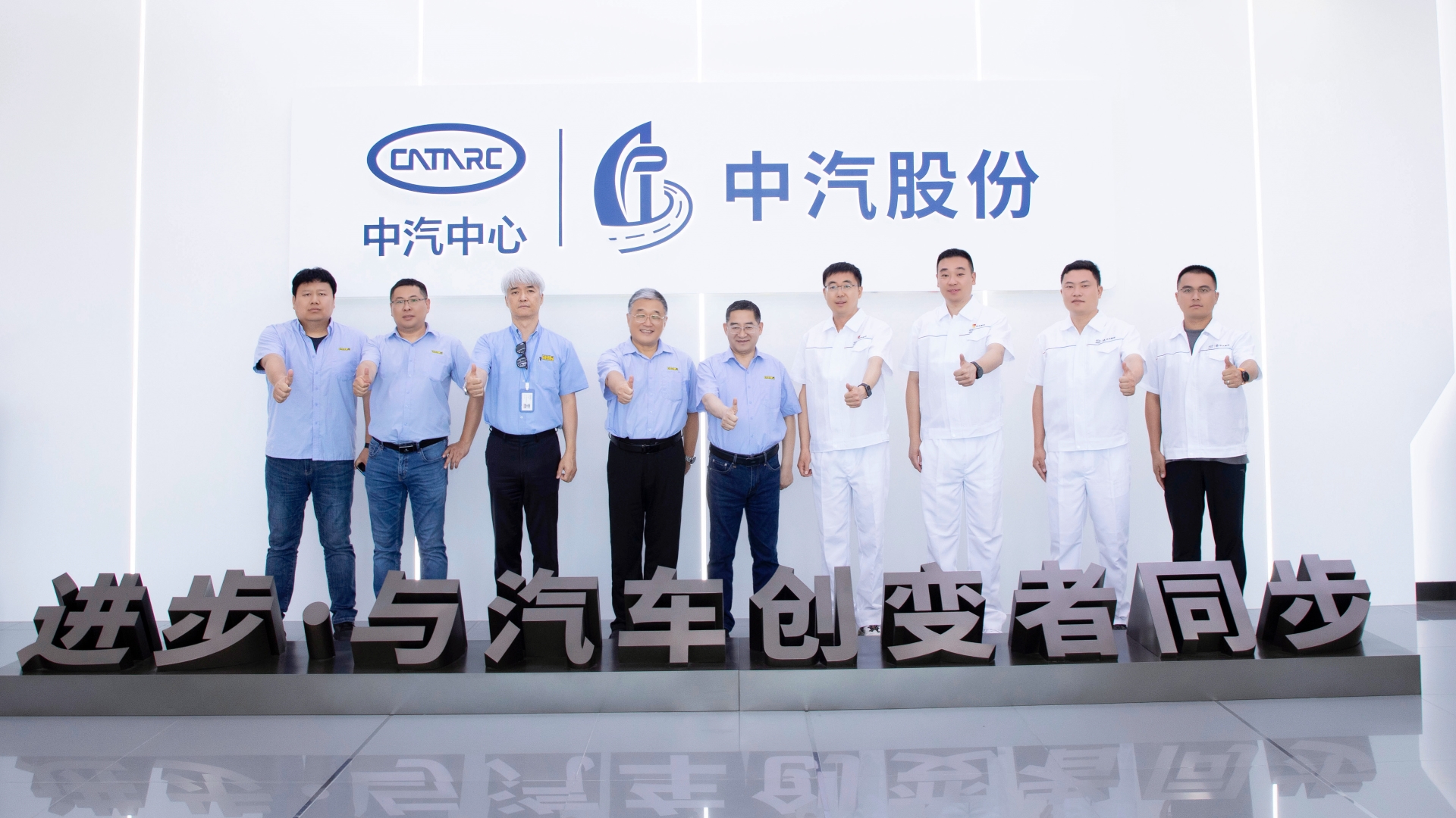 大廳合影.jpg 大廳合影.jpg