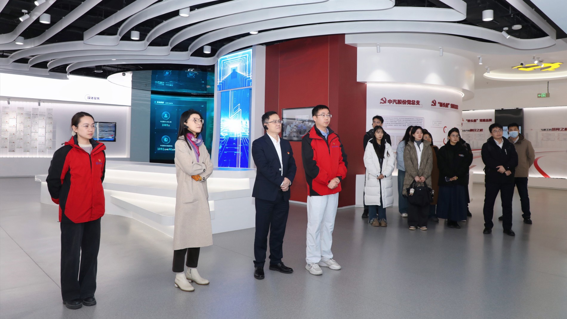 參觀2.jpg 參觀2.jpg